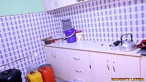 Pozriem Túto Zlobivú Latinu Masturbovať Miestnym Dildom, Prstovať Sa v Spodnom Prádle