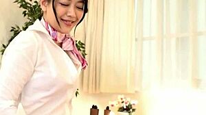 야, 일본 밀프 마사지에서 인텐스 보지 핥아본 적 있어? 이 POV 클립은 순수 하드코어!