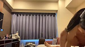 काली बालों वाली सुंदर लड़की को जोर से चाटा गया इंटेंस सेशन में