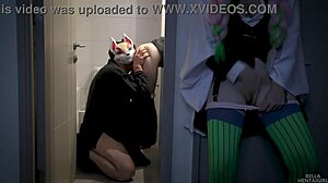 Mitsuri ser Tanjiro knulle Shinobu hard på toalettet