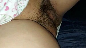 Βλέποντας χεντάι τρίβει το γυμνό της μουνί κρυφά