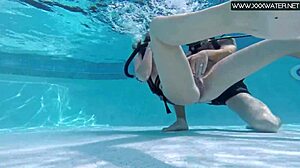 Hé, mate cette nana de manga doigtée sous l'eau à la plage ! Elle suce une grosse bite aussi.