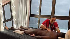 Tukang urut Asia Lina Nakamura goda lelaki hitam dalam sesi santai dengan penamat luar meletup