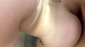 Rychlé prcání v šatně aquaparku s cucáním a zezadu