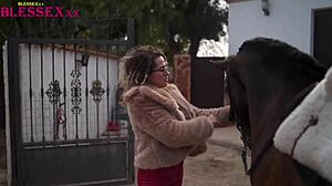 Çiftlikte Sertçe Biniyorum, Kıvırcık Dövmeli Adamımla Açık Hava Aksiyonunun Her Anını Seviyorum Vahşi Ülke Cowgirl Eğlencesi