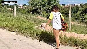 Είδα μια καυτή ζητιάνα στο δρόμο να φλερτάρει και της πρόσφερα κάτι να φάει