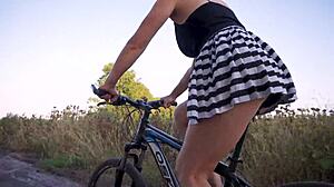 היי, בדוק את התחת שלי מהבהב בזמן רכיבה על אופניים אפסקירט