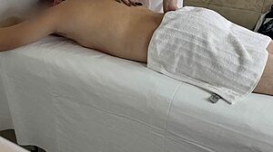 Πραγματικό σεξ σε μασάζ με λιπαρή νοσοκόμα που δακτυλίζει μέχρι οργασμού σε κρυφό δωμάτιο νοσοκομείου