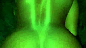 جميلة صغيرة تواجه قضيب أسود كبير بعنف