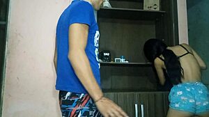 אחות חורגת בתחתונים קצרים מנקה חדר ומקווה לדוגי