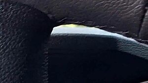 Arriesgando una paja rápida y pidiendo direcciones a un desconocido caliente