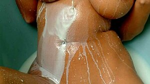 Horká zhýralost vybuchuje s Angelicou Bellou, Alice Hodges a Zoe Wood ve vintage venkovním cucání. Jejich nohy a kouře ženou čistý fetiš vzrušení.