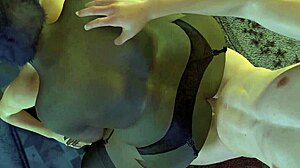 מילף שחורה BBW עם תחת עגול גדול בפעולה. חדירה כפולה עם טוויסט אנימה בין גזעי.