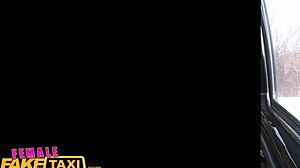 Female fake taxi: худые чешские лесбиянки наслаждаются страпоном.