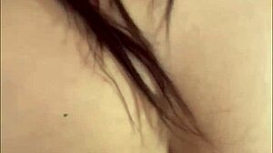 Хващам здраво кура му докато очите са върху моя дебел задник!