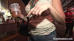 วัยรุ่นเซ็กซี่เปลือยปาร์ตี้สุดป่าเถื่อนบนถนน