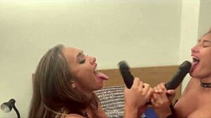 Venus Aphrodite и Briana Moon в лесбийско BBC действие