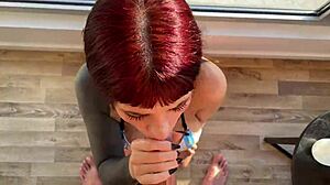 阿根廷冠军娇小可爱女孩给予湿滑深喉口交，满是牛奶并呕吐