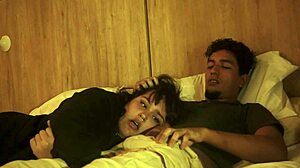 Мой сводный брат замечает, что мы одни, и использует это для жёсткого траха