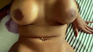 Domači POV seks v hotelu z ogromnim kurcem