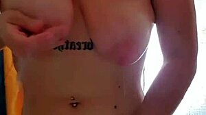 Dristig dusj-onani fører til intens orgasme for tenåring med store tutter og bein