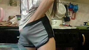 Eu me masturbo na cozinha enquanto pais assistem TV perto