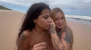 jebanje vroče bejbe na plaži, ko vsi gledajo. kakšen nori užitek!