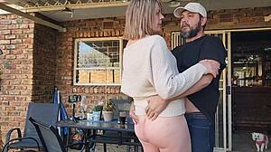 Ömsesidig onani med grannens fru blir till utomhus creampie under solen!