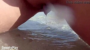 光滑阴部在公共海滩大白天尿尿，胖BBW展示无毛缝