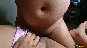 Babysitter latina magra prende anale duro in pigiama carino