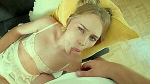 Pol sestra Marimoore sesa velik tič, medtem ko starši niso doma. Blond rit lizana tudi.