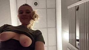 Экстремальный крупный план пальчиков с анальной пробкой в большой жопе