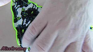 หญิงสาวนักเรียนใช้นิ้วแหย่หีในสระว่ายน้ำสาธารณะเสี่ยง