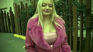 Блондинка с огромными сиськами скачет на двух членах и глотает каждую каплю