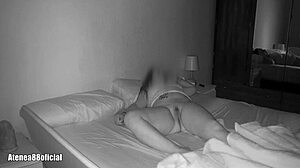 Poltergeist kızın yatak odasında paranormal oyuncak oynayarak saldırıyor Halloween'de