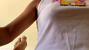 Sörf yapan üvey annem plajdan sonra evine yabancı getirip vahşi eğleniyor.