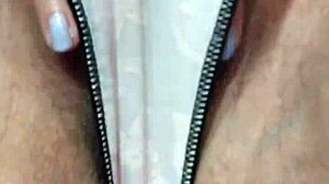 Nye truser skjuler en våt overraskelse?