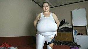 Sânii mei masivi depășesc cupele KK cu farmec curbat și timid în POV