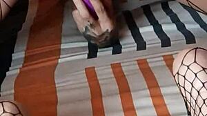 Наслаждение фетишем ног с пирсингом, заканчивается на её сексуальных ногах