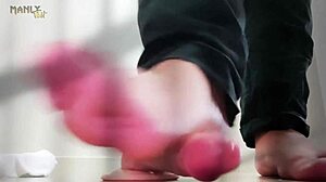 Nevlastní gay táta používá nekonvenční opatření při policejním výslechu