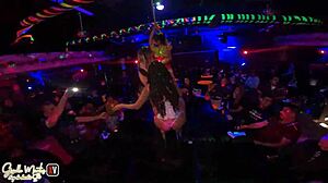 내 남친이 멕시칼리 마구간에서 모두 앞에서 나 생방송으로 박아