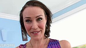 O bog, ta vroča zrela rjavolaska MILF kaže svojo dlakavo pičko v hlačkah... neverjetno!