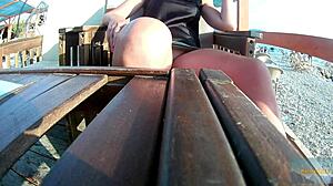 Helvete! MILF blottlegger seg uten truse offentlig for adrenalin!