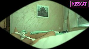 Ó wow, macecha pařila bez kalhotek! Pasánek ji driluje ve společné posteli až do vytrysknutí dovnitř!