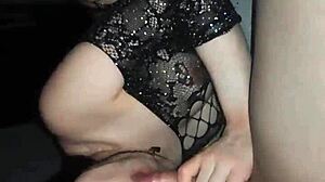 Jemig, stiefnicht wacht na werk op wilde doggystyle. Ze hunkert naar deepthroat en rimjob in POV.