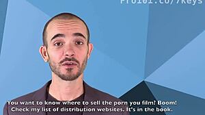 Бренди Энистон пукает голой на кухне, чувствует себя такой шалуньей