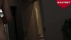 البنت الزوجة الشهوانية تخدعني للسرير لنيك طيز. هي عايزة كل قطرة!