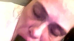 Лижет и чавкает на огромном черном члене с зрелой карлицей в дикой аниме сцене