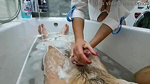 แม่เลี้ยงไม่สนใจควยใหญ่ของลูกเลี้ยงขณะล้างตัว แสดงหน้าอก แล้วเริ่มเสียวตัวเอง