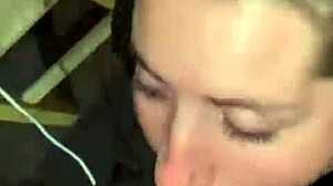 Звуки грязного минета с красивой шлюхой в стрингах